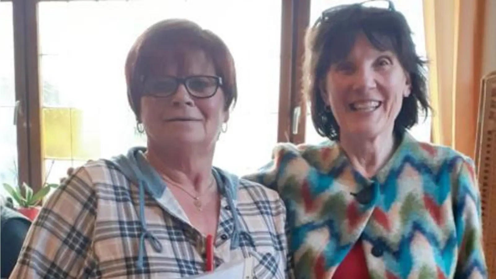 Ralfina Rasching (re.) ehrt für zehnjährige Mitgliedschaft Susanne Scharff.  (Foto: privat)