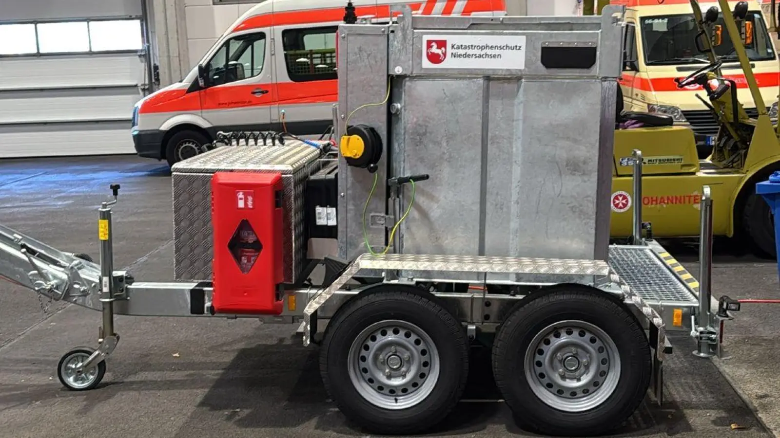 Steht in der Fahrzeughalle der Johanniter-Dienststelle: Der neue Tankanhänger. (Foto: privat)