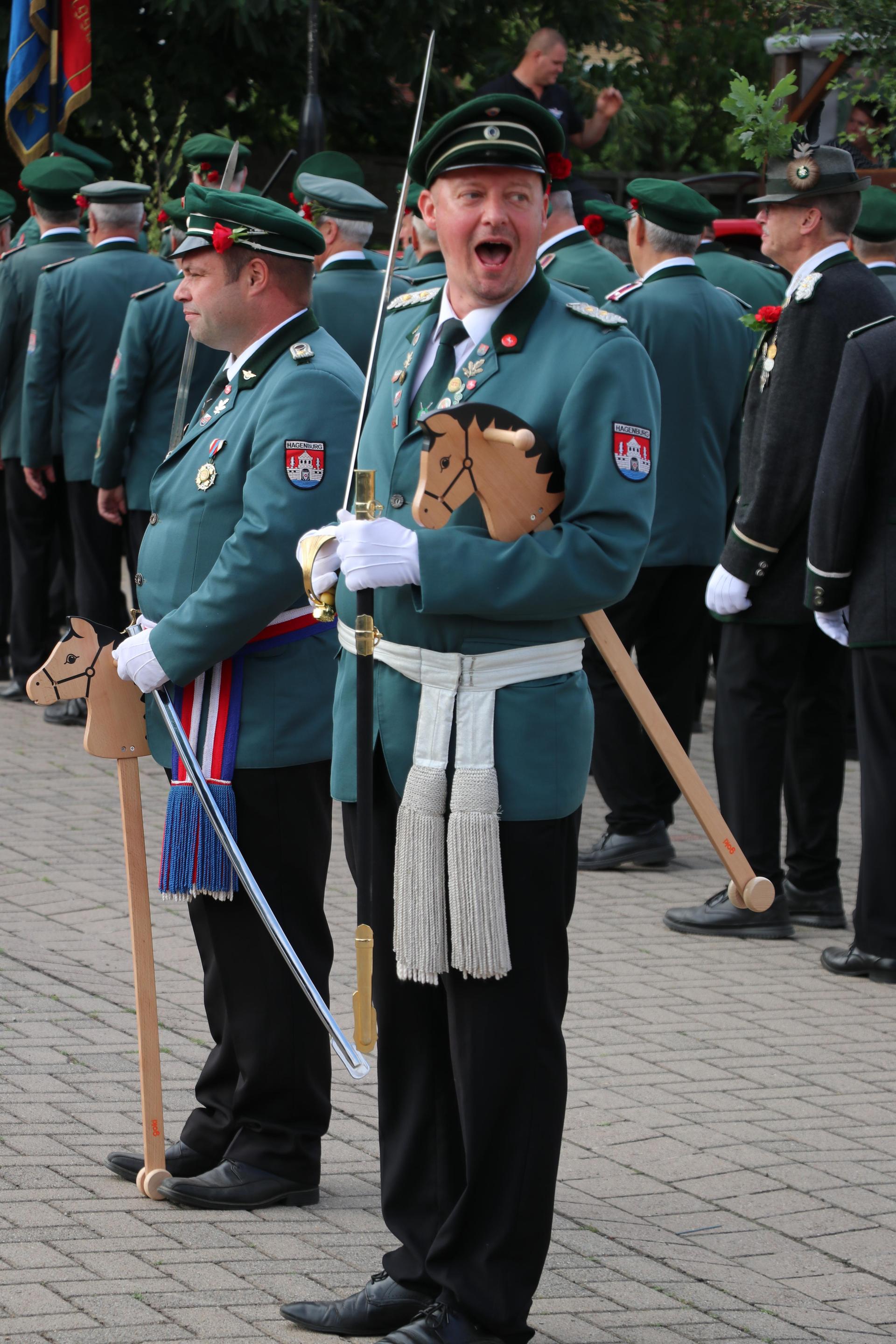 Mit Holzsteckenpferd zum Festplatz: Schützenoberst Oliver Grüttner (re.). (Foto: gi)