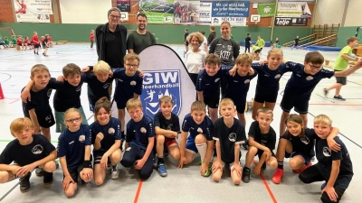 Begleiten die beiden Mannschaften der Grundschule Steinhude (hinten v.li.): Achim Thiem, Anette Wiborg, Maya und Henrik Nölke. (Foto: privat)