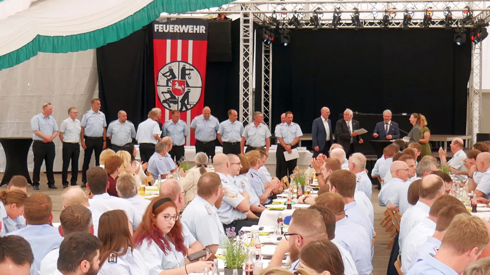 200 Einsatzkräfte während der Auszeichnung mit der Hochwasser-Ehrennadel. (Foto: gk)