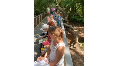 Urban Sketcher genießen ihre Arbeit und erfreuen die LaGa-Besucher in der Süntelbuchenallee. (Foto: privat)