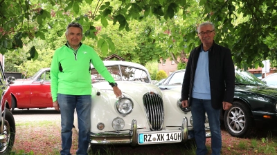 Vor dem schmucken XK 140: Wolfgang Heisert (li.) und Volkrad Daum. (Foto: gi)