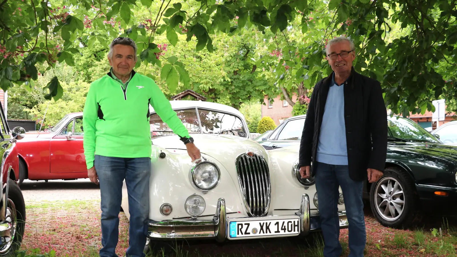Vor dem schmucken XK 140: Wolfgang Heisert (li.) und Volkrad Daum. (Foto: gi)
