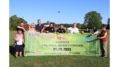 Das Organisationsteam mit Achmed (13) Julian Bornemann, Britta Kunze, Christof Fischer, Rezan Jendo, Yahya Alkayal, Oliver Theiß, Binazir Sediqi, Asiea Sadat und Christina Allard freut sich auf viele Sportler und Zuschauer.  (Foto: bb)