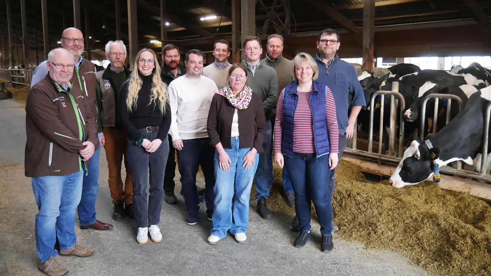 Das Ehepaar Lattwesen (rechts) freut sich gemeinsam mit Vereins- und Verbandsmitgliedern auf viele Gäste zum Tag des offenen Hofes. (Foto: gk)
