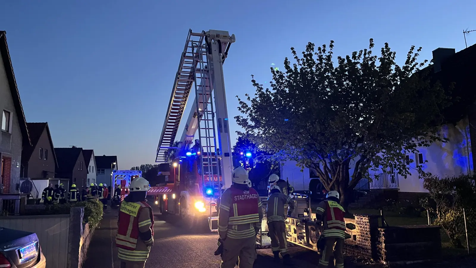 Im Einsatz: Die Feuerwehr mit der Hubrettungsbühne. (Foto: Feuerwehr)