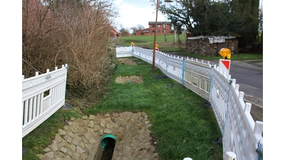 Auf der gegenüberliegenden Straßenseite wurde der Wasserabfluss erneuert. Bei wärmeren Temperaturen, soll auch eine Lösung für die andere Straßenseite geschaffen werden. (Foto: bb)