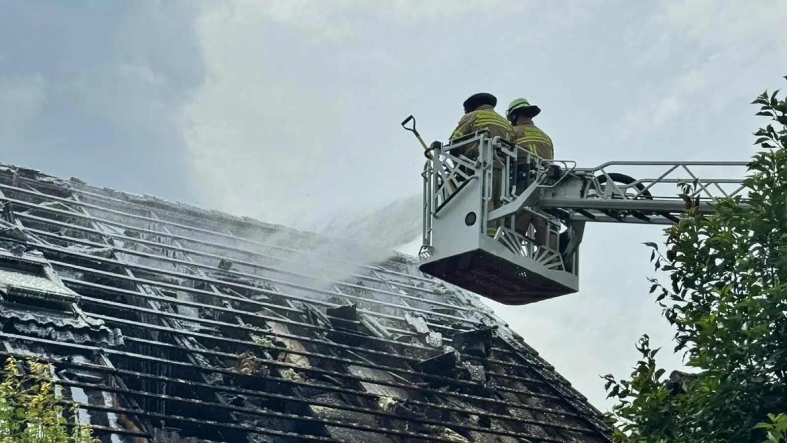 Bei den Löscharbeiten: Einsatzkräfte der Feuerwehr. (Foto: Feuerwehr)
