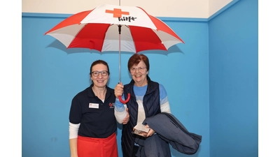 Britta Ronnenberg (links) dankt Irmgard Daake für ihre 100. Blutspende.  (Foto: Ulla Jedamzik)