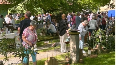 Reges Treiben im Grünen: Der Pflanzenmarkt auf Nuttelmanns Hof. (Foto: privat)