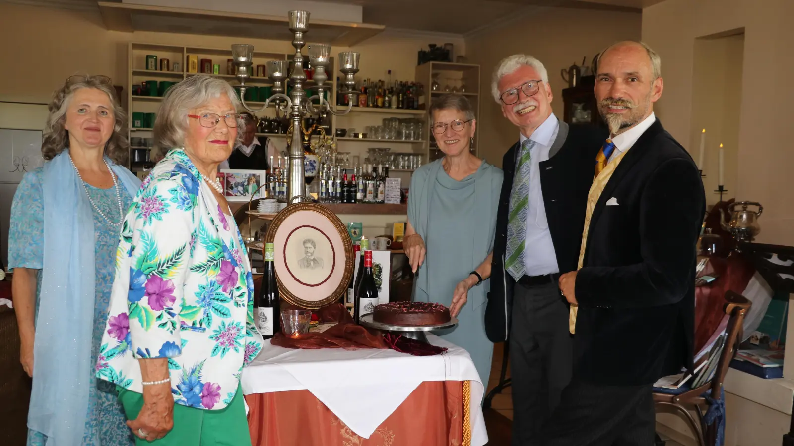 Beim Tortenanschnitt (v.li.): Opernsängerin Liane Kammandel, Seniorchefin Erna Kapelle, Susanne Strauss, Eduard Strauss und Achim C. Kapelle. (Foto: gi)