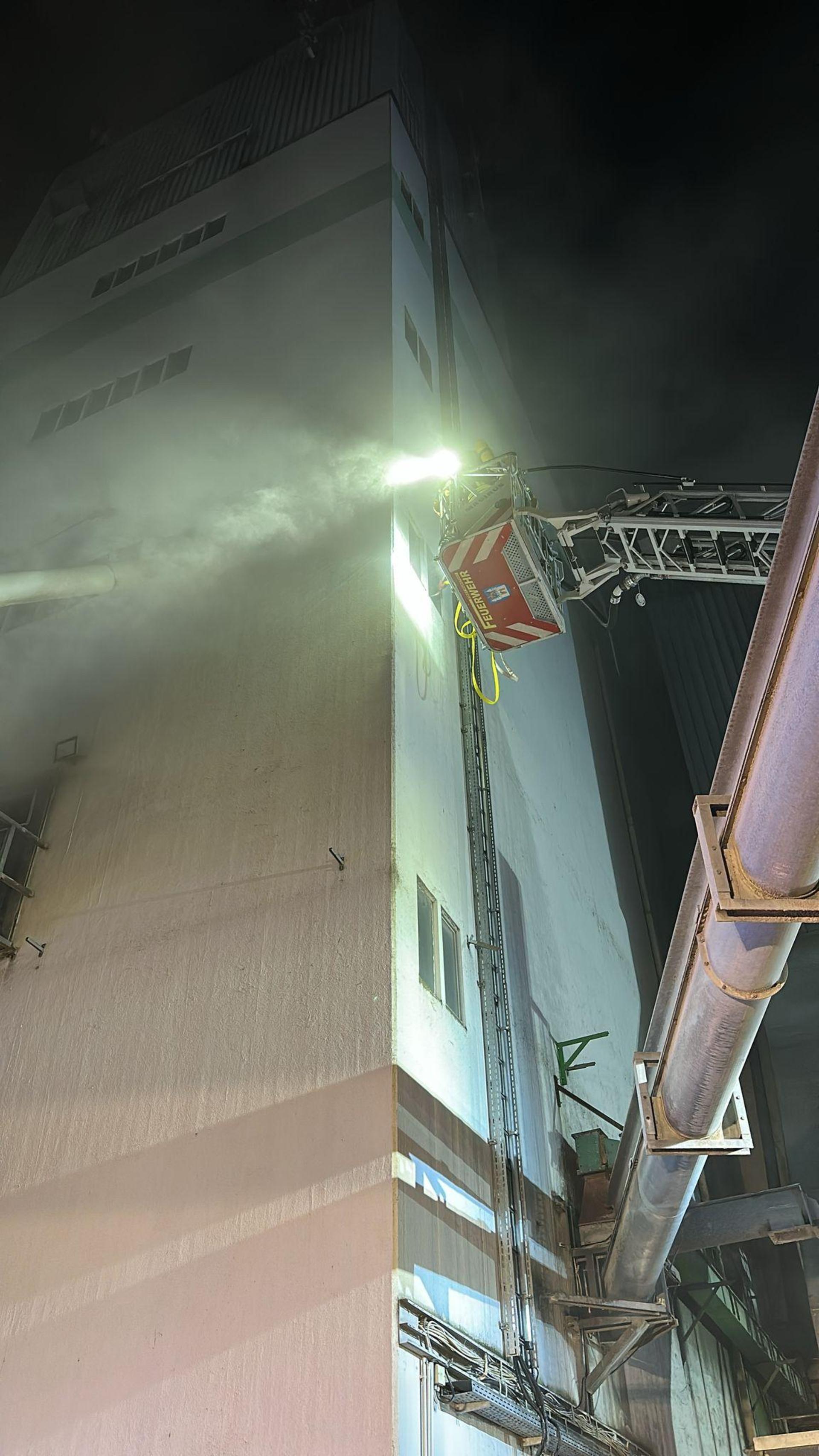 Im Einsatz: Die Drehleiter der Feuerwehr. (Foto: Feuerwehr)