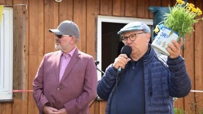 Grüßt mit einem Blumentopf: Ortsbürgermeister Thomas Silbermann. (Foto: privat)