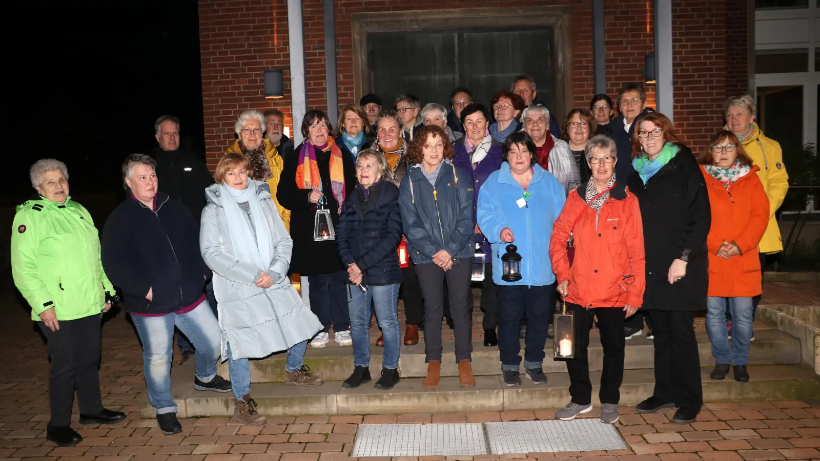 Gruppenfoto vor dem Pilgermarsch mit dem Projektchor vor der Bokeloher Kirche.  (Foto: gi)