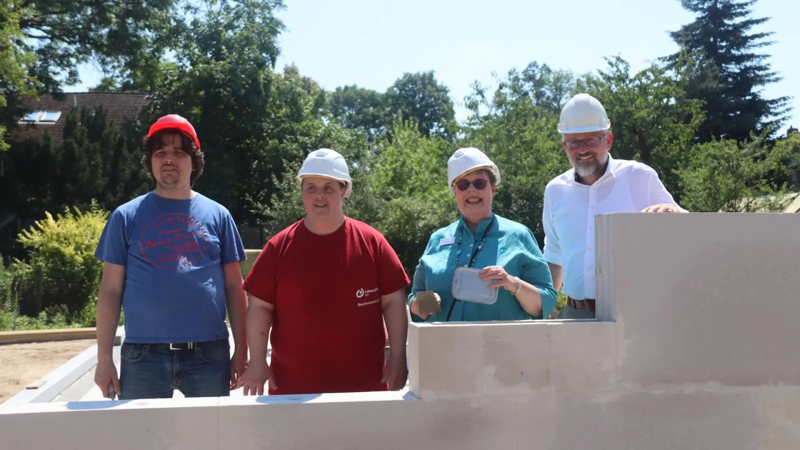 Auf der Baustelle (v.li.): Danny Siewek und Peer Wölk (beide Bewohnervertretung), Cornelia Fricke und Lebenshilfe-Vorstand Christian Siemers. (Foto: privat)