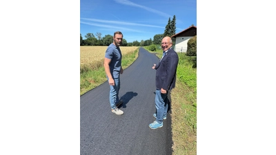 Gelungen. Norman Levin (li.) und Bürgermeister Ralf Sassmann sind voll des Lobes über das Ergebnis der Radwegsanierung. (Foto: Stadt Rodenberg)