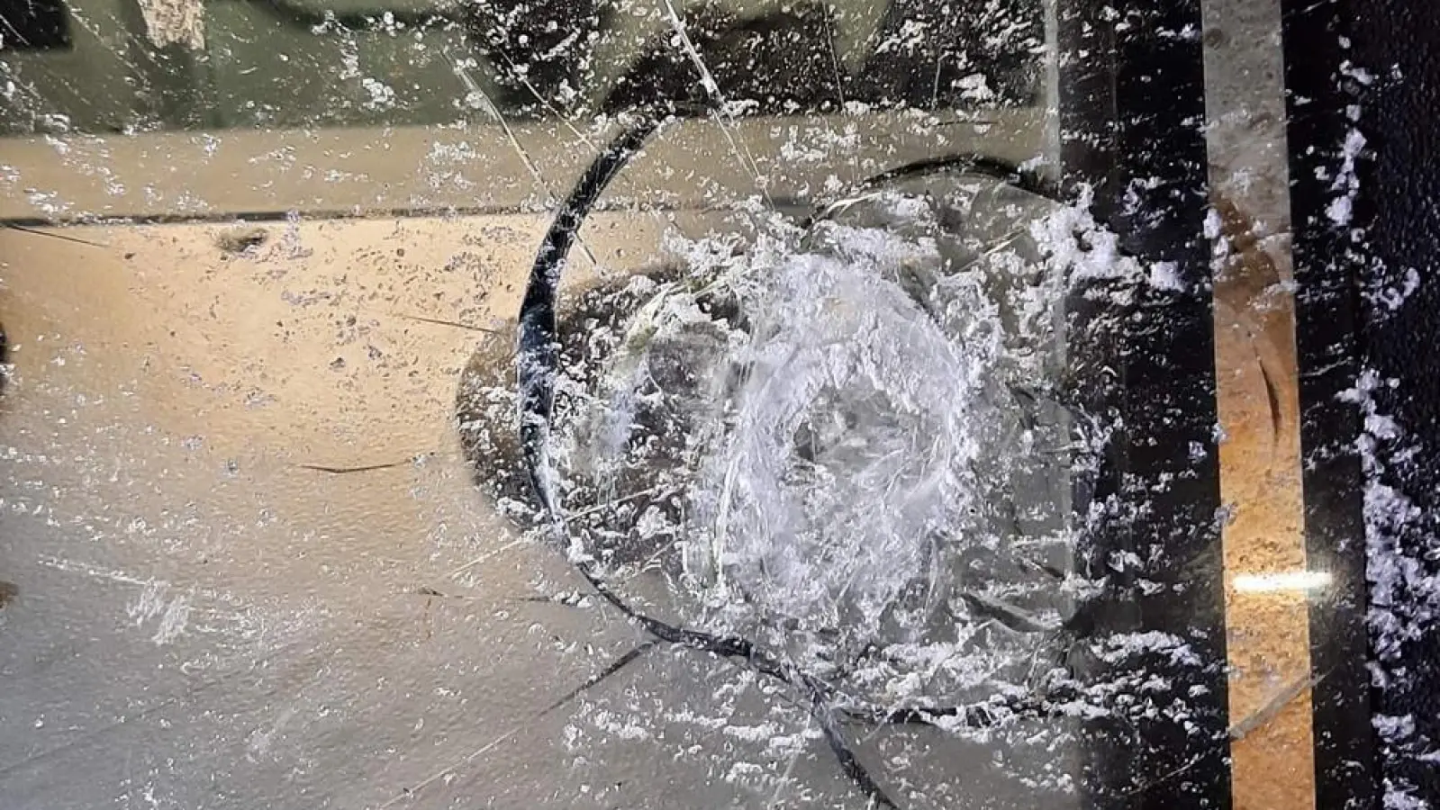 Beschädigte Frontscheibe. (Foto: Bundespolizei)