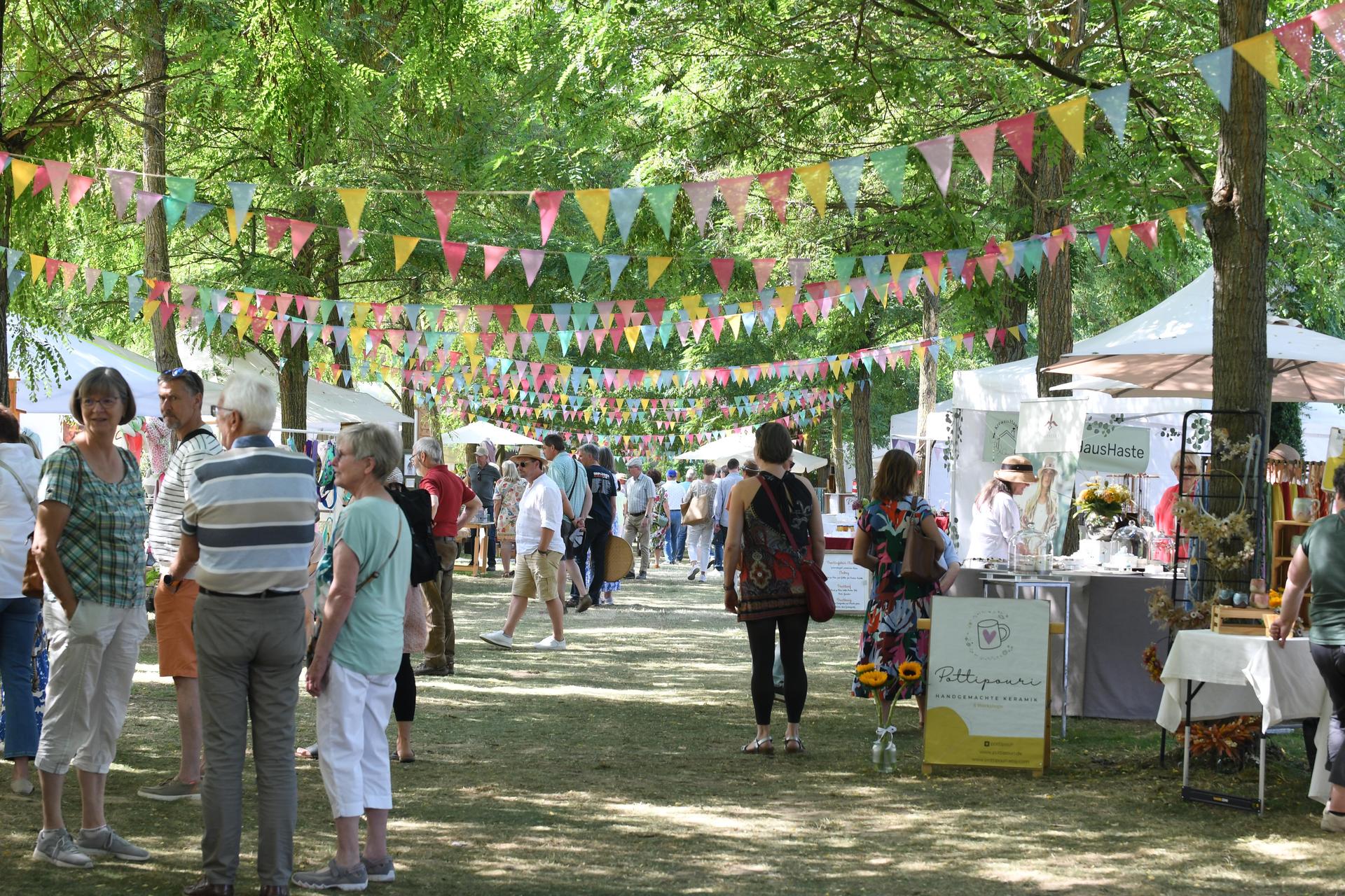 Drei Tage lang verwandelte sich das Rittergut Remeringhausen in ein Paradies für Garten- und Kunstliebhaber: Das beliebte Fest „Romantic Garden“ feierte seinen 25. Geburtstag. Bei strahlendem Sommerwetter strömten zahlreiche Besucherinnen und Besucher auf das idyllische Gutsgelände, um ein abwechslungsreiches Programm aus Ausstellungen, Musik und kulinarischen Angeboten zu genießen. Die gut gelaunten Gäste und das hervorragende Wetter sorgten für beste Stimmung, und auch die Aussteller zeigten sich rundum zufrieden. (Foto: nd)