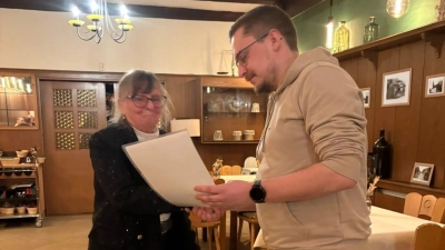 Auszeichnung: Tim-Luca Paulukat ehrt Gerda Mirkovic für 25-jährige Mitgliedschaft.  (Foto: privat)