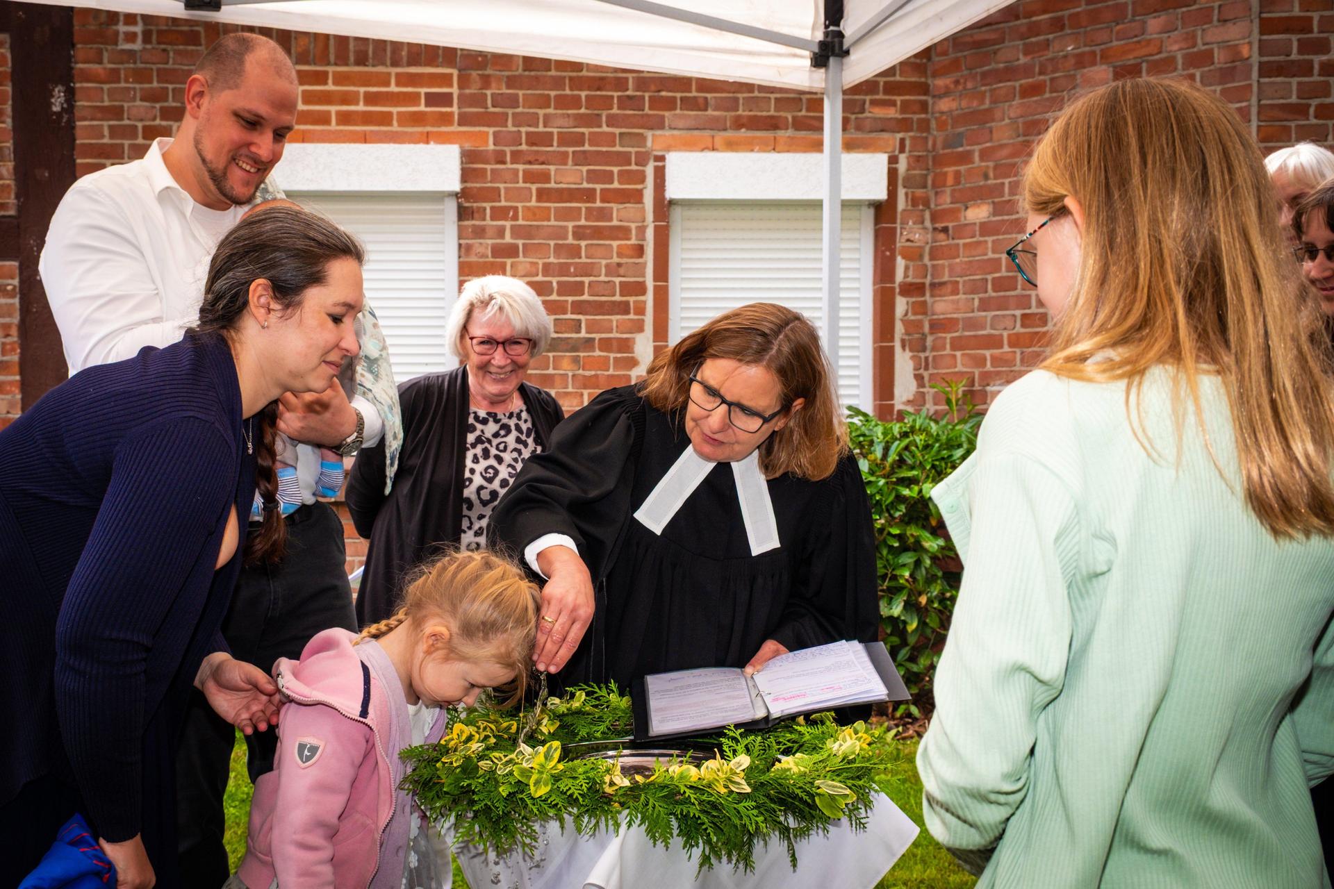 Bei der Taufe: Pastorin Nikola Lenke. (Foto: privat)