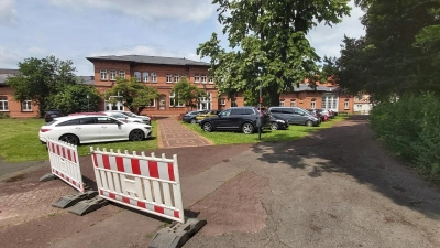 Wird seit einiger Zeit als Parkplatz genutzt: Die Grünfläche zwischen Seniorenwohnungen, Hotel Esplanade und der Wandelhalle. (Foto: gk)
