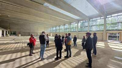 In der neuen Sporthalle: Die Mitglieder des Ortsrates. (Foto: tau)