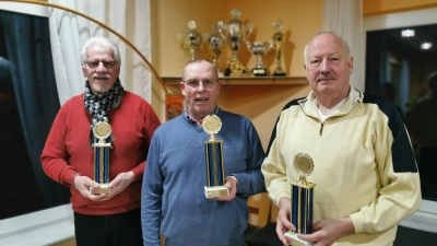 Mit Pokalen (v.li.): Otto Seegers, Jörg Jaschke und Klaus Deters. (Foto: privat)