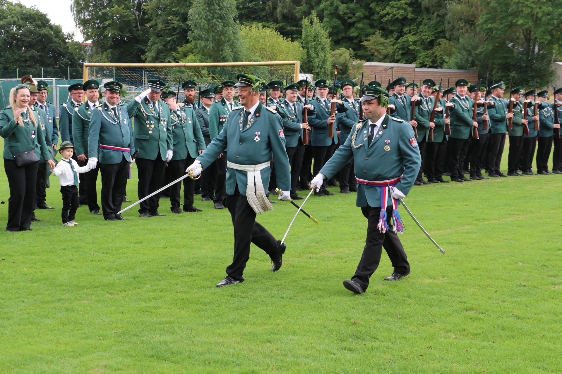 Zu Fuß an den Zapfenstreichern vorbei (v.li.): Schützenoberst Oliver Grüttner mit Adjutant Ralf Heuer. (Foto: gi)