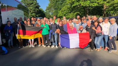 Mit den Landesflaggen: Die deutschen Gastgeber und ihre französischen Gäste. (Foto: privat)