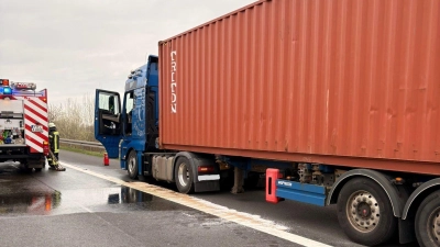 An der Einsatzstelle: Der beschädigte Lkw. (Foto: Feuerwehr)