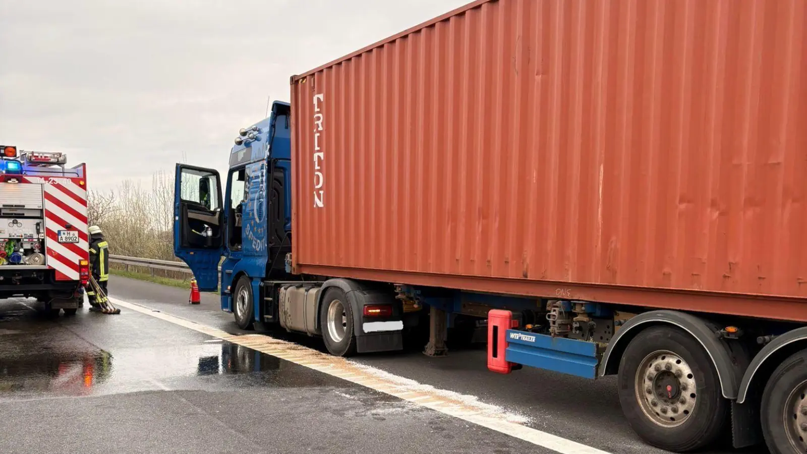 An der Einsatzstelle: Der beschädigte Lkw. (Foto: Feuerwehr)
