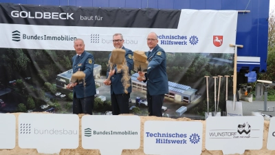 Beim symbolischen Spatenstich (v.li.): Ortsbeauftragter Udo Wunnenberg, Vizepräsident Dierk Hansen und Landesbeauftragter für Bremen und Niedersachsen Jörg Eger. (Foto: gi)