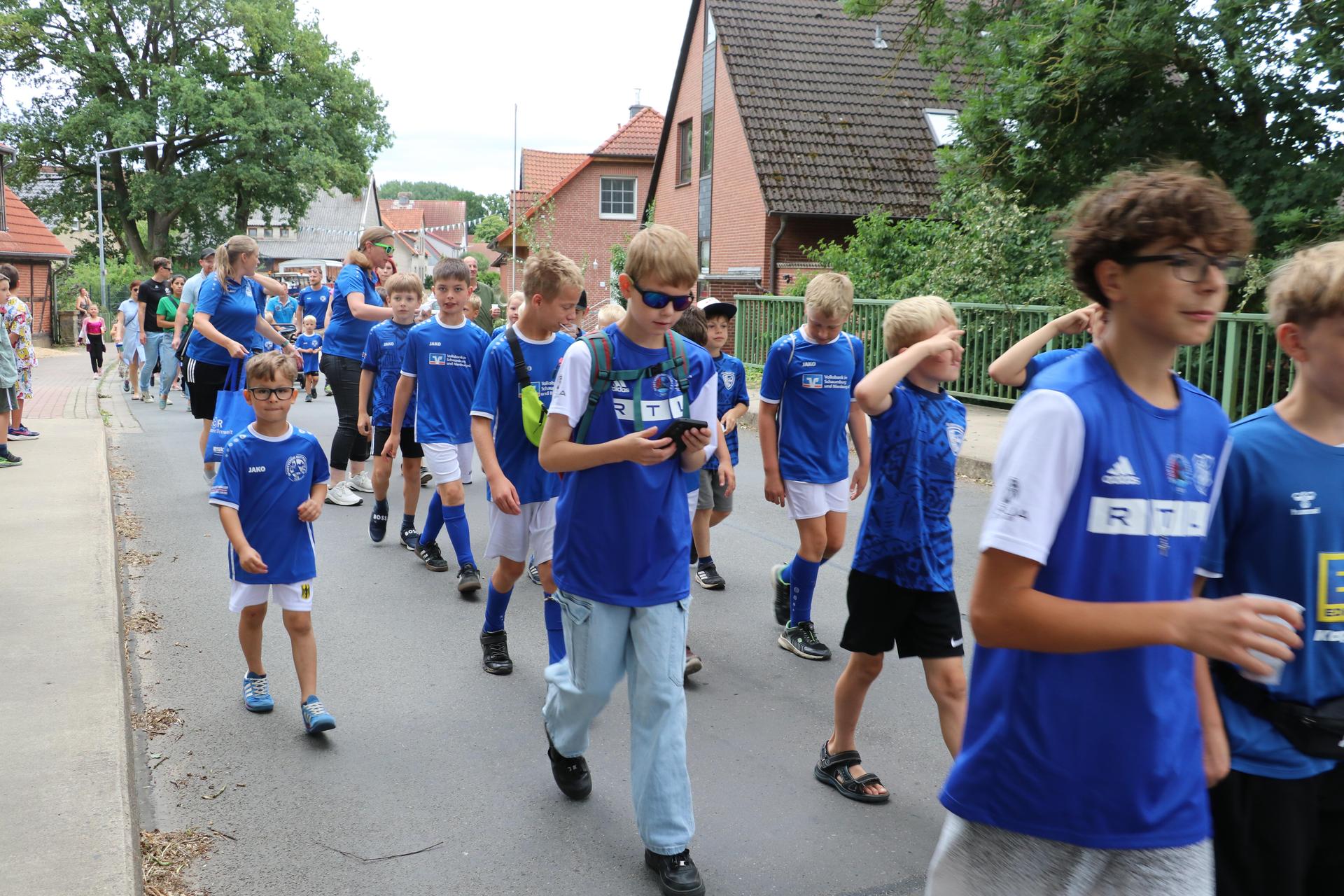 Stark vertreten beim Umzug: Kinder und Jugendliche.  (Foto: gi)