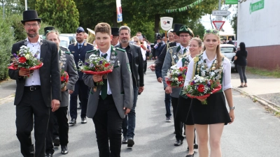 Aus dem vergangenen Jahr: Die Majestäten führen den Festumzug durch das Dorf an. (Archivbild: gi)