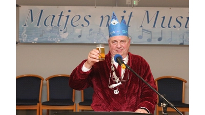 Heringskönig Peter „der Große” Forstner prostet der Matjesgemeinde zu.  (Foto: bb)