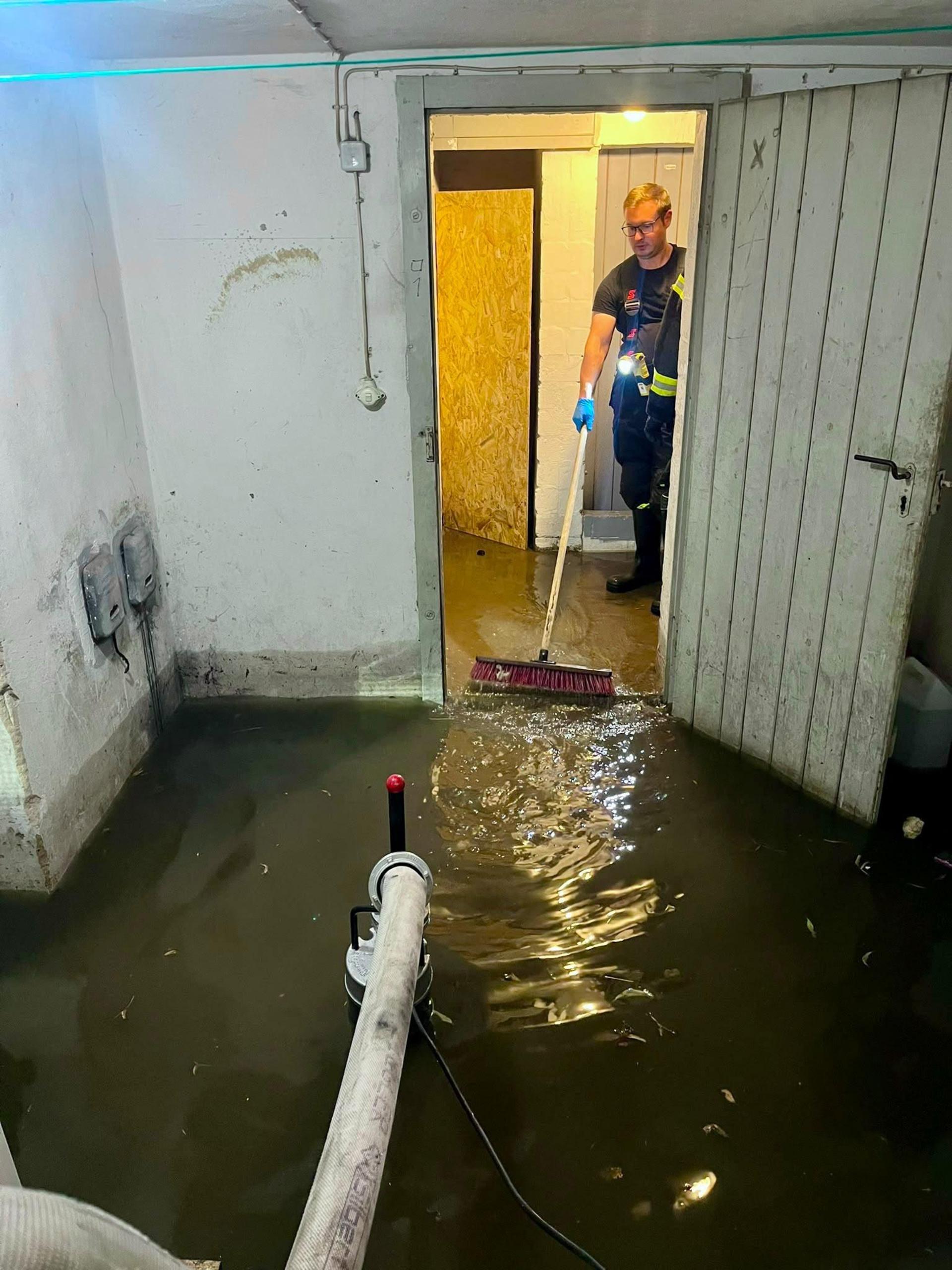 Folgen des Unwetters: Die Feuerwehr im Einsatz. (Foto: Feuerwehr)