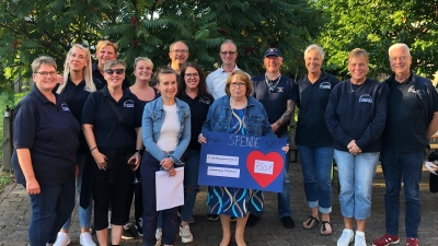 Spendenübergabe aus dem Konzert des Spielmannszuges an das Team der Kirche zum Heiligen Kreuz.  (Foto: privat)
