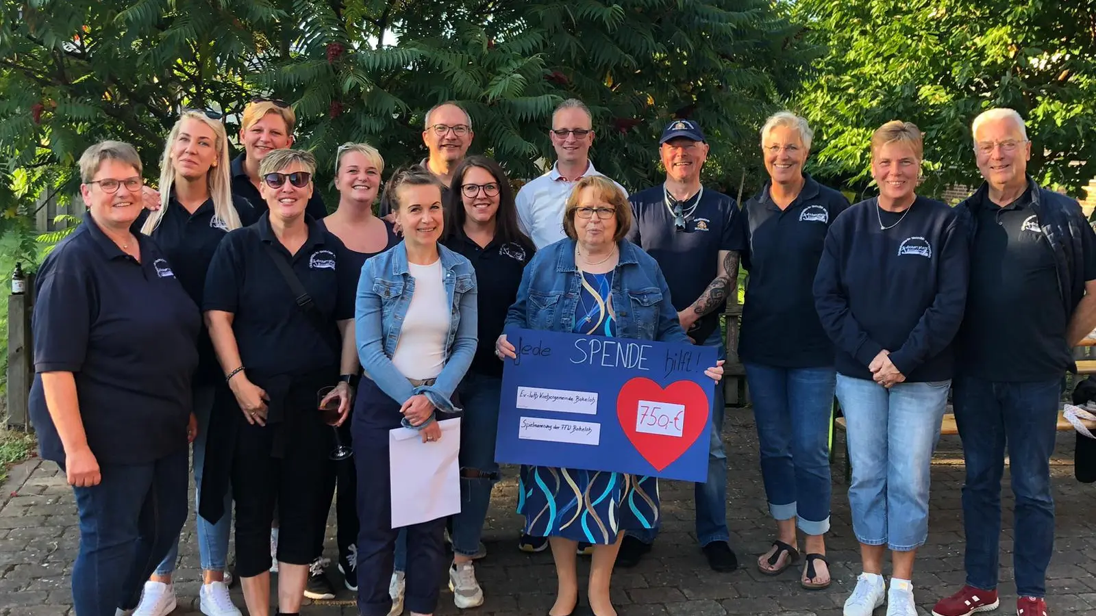 Spendenübergabe aus dem Konzert des Spielmannszuges an das Team der Kirche zum Heiligen Kreuz.  (Foto: privat)