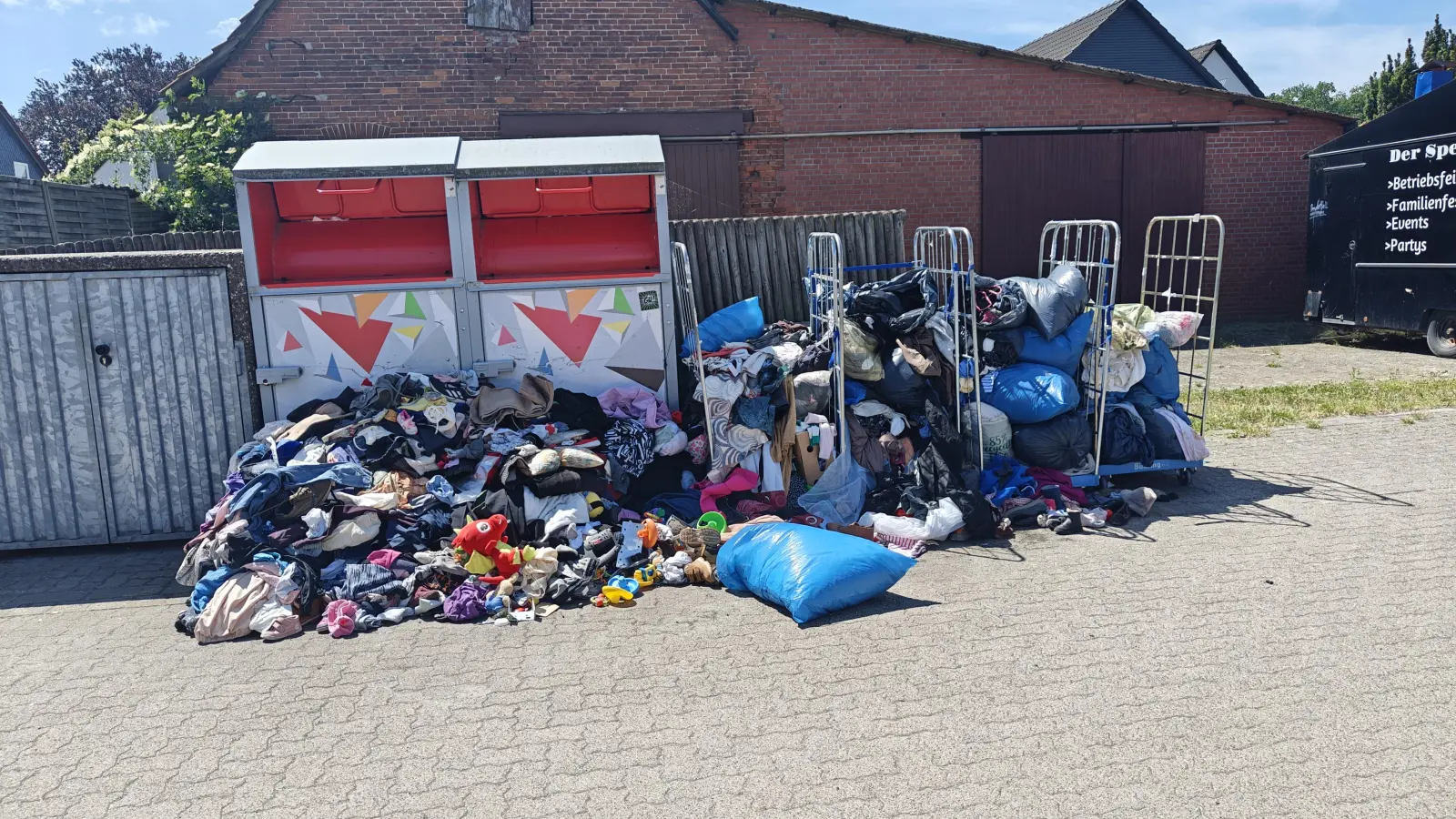 Da läuft etwas schief: Überfüllte Altkleidercontainer in Steinhude. (Foto: wb)