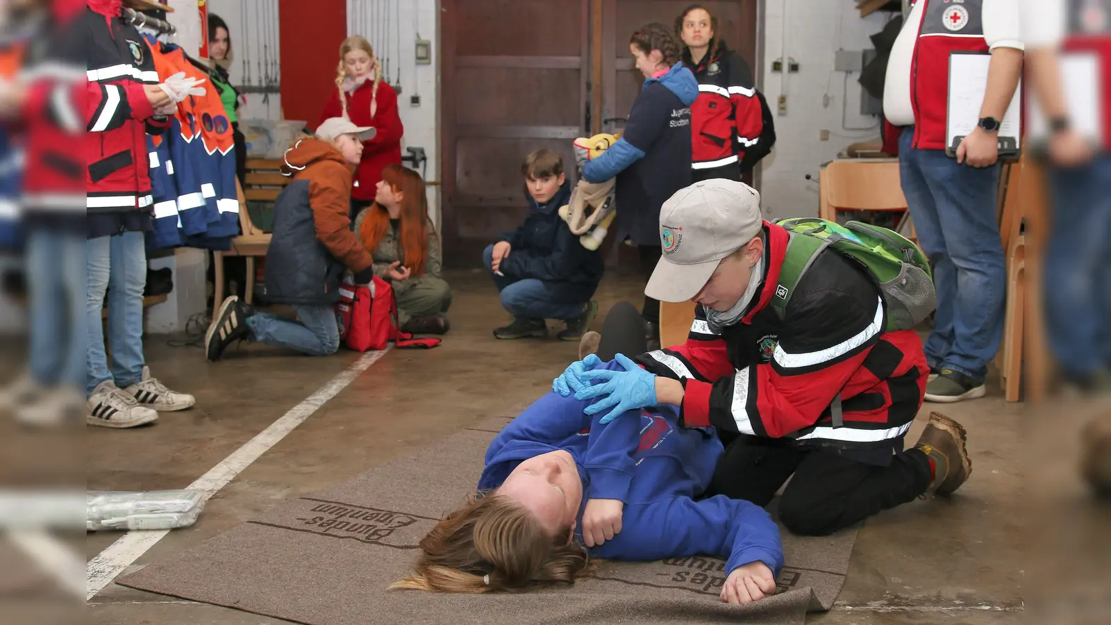 Darsteller spielen die Verletzten, die Jugendrotkreuzler müssen ihnen im Zusammenspiel als Team Hilfe leisten. (Foto: Borchers, Bastian)