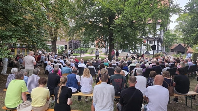 Auf dem Abteihügel: Viele interessierte Besucher verfolgen die Veranstaltung der Werbegemeinschaft. (Foto: tau)
