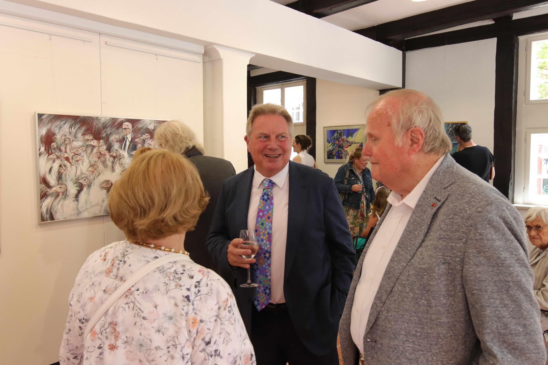In Gesprächen: Der 2. Vorsitzende des Kunstvereins, Jobst Heizmann. (Foto: tau)