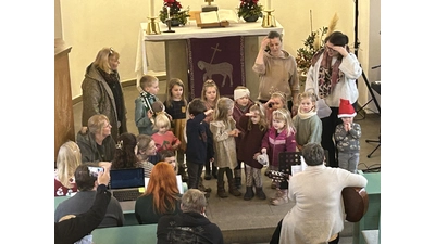 Mädchen und Jungen der Kita-Kinderland singen beim Jugendgottesdienst.  (Foto: Koller)