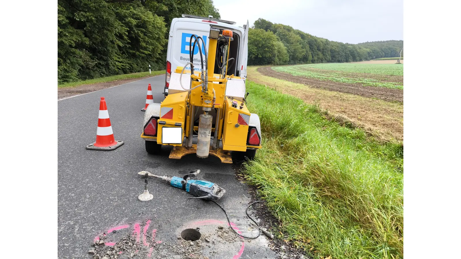 Zur genauen Analyse des Zustandes der Straße werden Probebohrungen durchgeführt. (Foto: NLStBV/JTN)