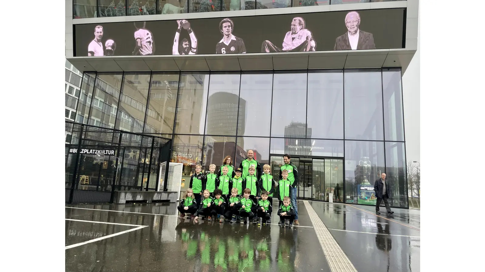 Vor dem Deutschen Fußballmuseum in Dortmund: Die U8 des TSV Luthe. (Foto: privat)