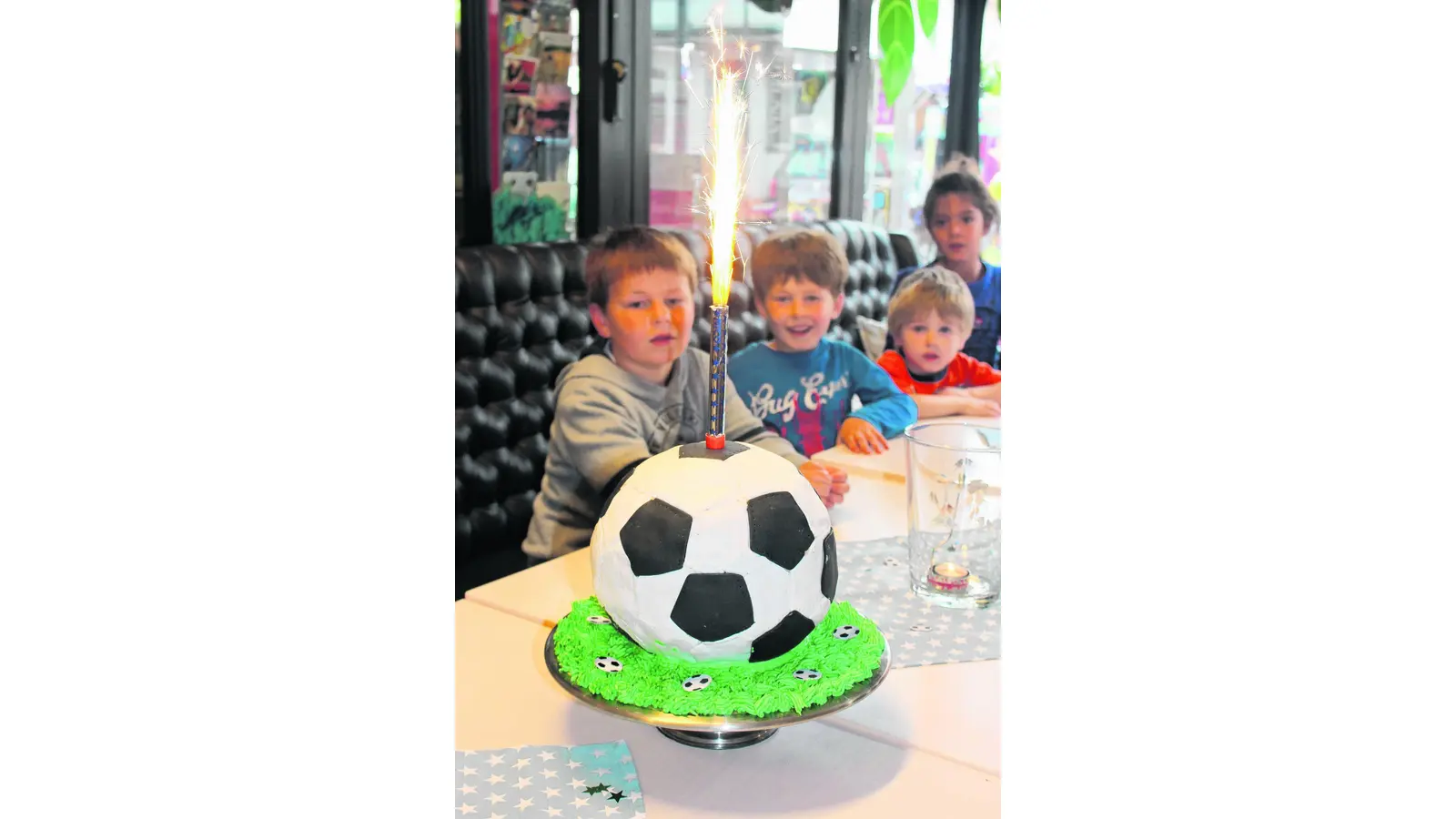 Fußballtorte statt Fußballtraining (Foto: ag)