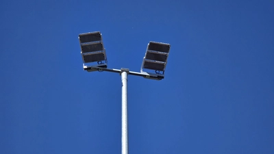 Ragen schon seit einiger Zeit in die Höhe: Die neuen Flutlichtmasten im Barnestadion. (Foto: tau)