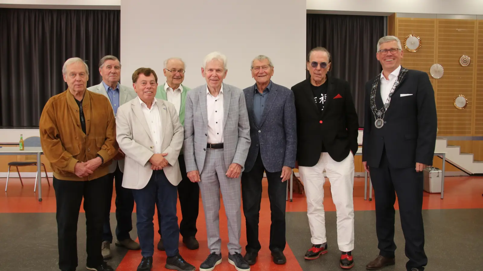 Bürgermeister Carsten Piellusch (re.) mit den Ehrengästen: Michael Schulz (v.li.), Richard Blanke, Rolf-Axel Eberhardt, Hugo Wiesner, Werner Stünkel, Georg Beier und Jürgen Hunke. (Foto: gi)