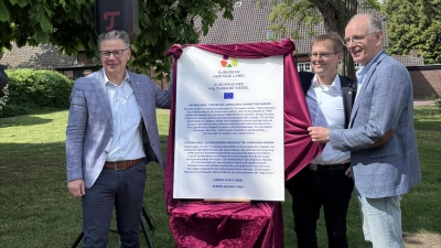 Enthüllen das Siegel (v.li.): Martin Franke, Lutz Hoffmann und Ralf Meister. (Foto: Yolanda Prange)